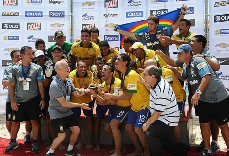 Jogadores do Brasil levantam o troféu de tricampeão da Copa das Nações. (Foto: Armando Artoni)