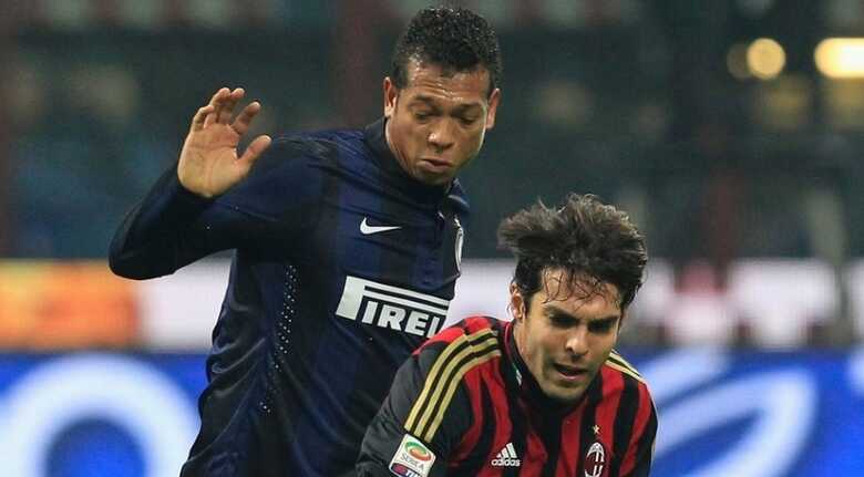 Kaká é derrubado por Guarin no clássico entre Inter de Milão e Milan. (Foto: Reuters/Alessandro Garofalo)