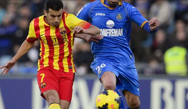 Atacante Pedro chuta para marcar o primeiro gol do Barça contra o Getafe. (Foto: AFP/Dani Pozo)