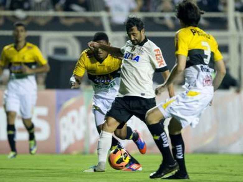 Com chegada de Mano, Douglas pode voltar ao Grêmio. (Foto: Bruno Santos/Terra)