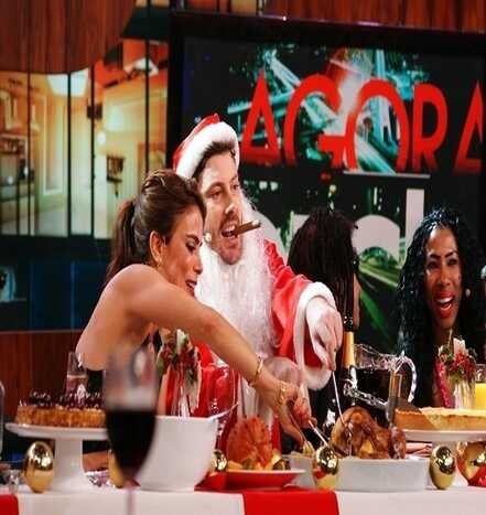 Danilo Gentili entre Heloisa Faissol e Inês Brasil, na "anti-ceia" do "Agora É Tarde" de Natal vetado pela Band. (Foto: divulgação)
