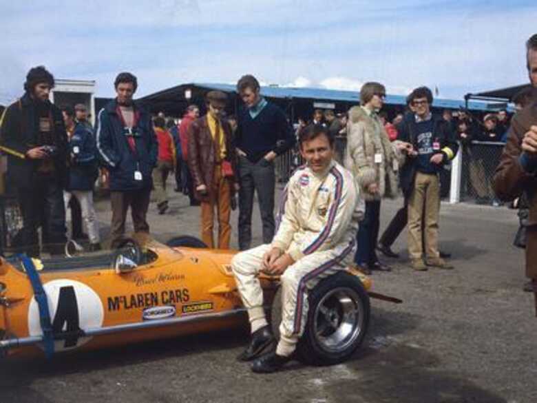 Bruce McLaren posa com a Mclaren M14A antes do Race of Champions em Kent de 1970; escuderia pode voltar ao passado em 2014. (Foto: Getty Images)