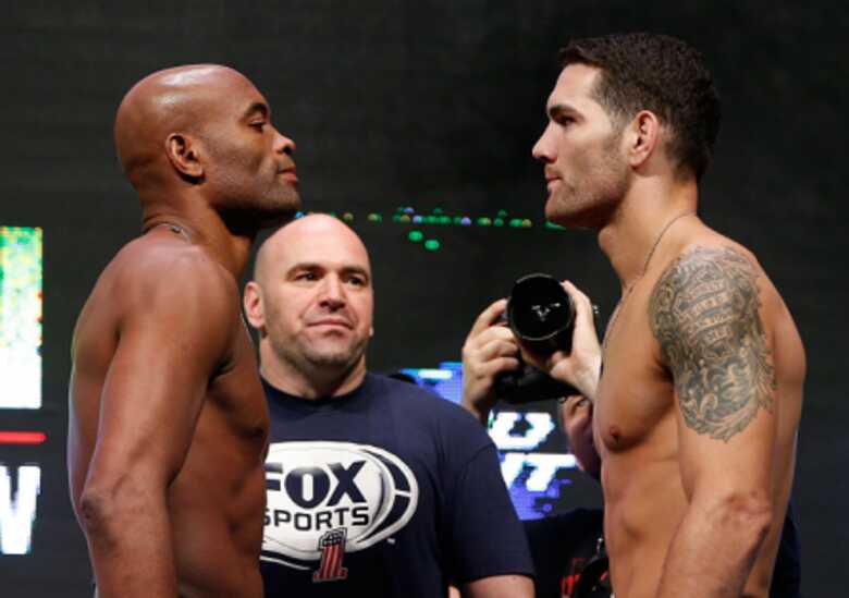 A. Silva (esq.) vs. C. Weidman (dir.) se enfretam no UFC 168. (Foto: Josh Hedges/UFC)