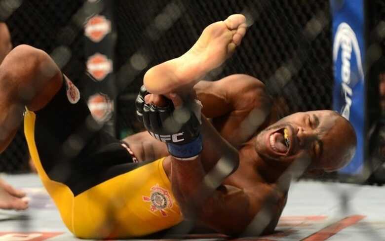 Anderson Silva quebrou a perna após chutar o joelho de Chris Weidman. (Foto: Reuters)