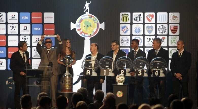 Sorteio de grupos da Libertadores de 2014. (Foto: Reuters/Jorge Adorno)