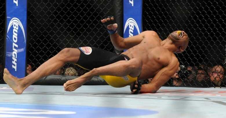 Anderson Silva grita de dor após fraturar a perna na luta contra Chris Weidman no UFC 168. (Foto: AP Photo/David Becker)