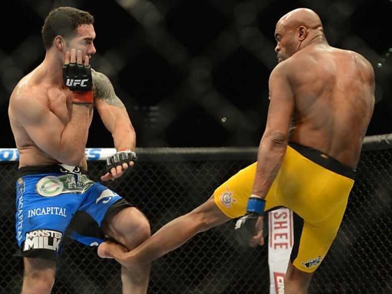 Anderson Silva aplica chute em Chris Weidman no UFC 168. (Folha: Jayne Kamin-Oncea/USA Today Sports/Reuters)