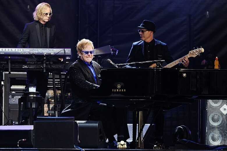 O cantor Elton John durante apresentação na França em julho deste ano. (Foto: Jean-Sebastien Evrard - 3.jul.13/AFP)