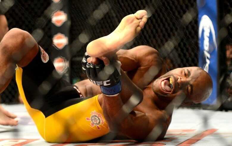 Anderson Silva grita de dor logo após a lesão no UFC 168. (Foto: Reuters)
