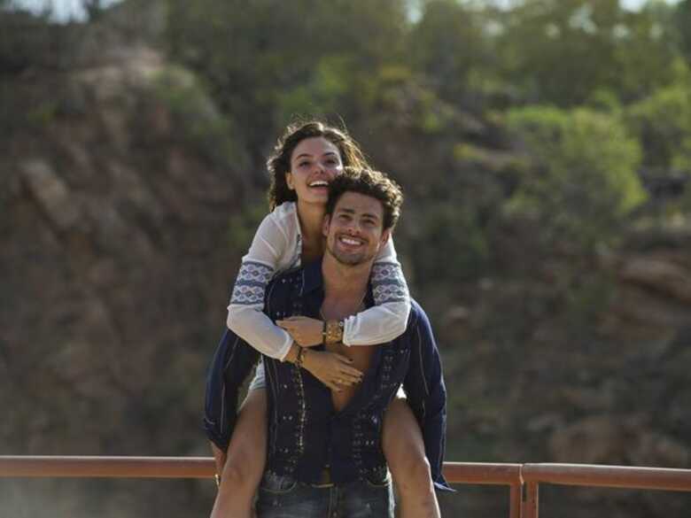 Cauã Reymond e Isis Valverde em cena da minissérie da TV Globo, que estreia na próxima segunda-feira (06). (Foto: TV Globo/Divulgação)