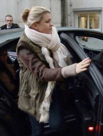 Esposa de Schumacher chega ao hospital em Grenoble, na França. (Foto: AFP)