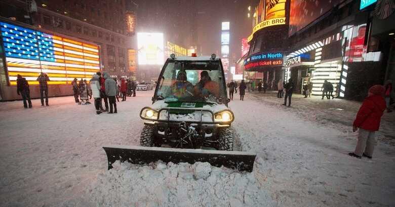 Veículo empurra neve na Times Square, em Nova York (Estados Unidos). Uma tempestade de inverno continuou a assolar o nordeste dos EUA na madrugada desta sexta-feira. (Foto: Carlo Allegri/Reuters)