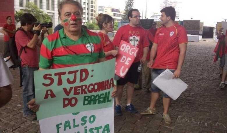 Torcedores da Lusa criticaram o STJD. (Foto: Guilherme Palenzuela/Uol)