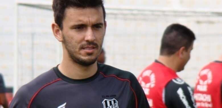 Uendel, lateral esquerdo da Ponte Preta. (Foto: PontePress/Guilherme Dorigatti)