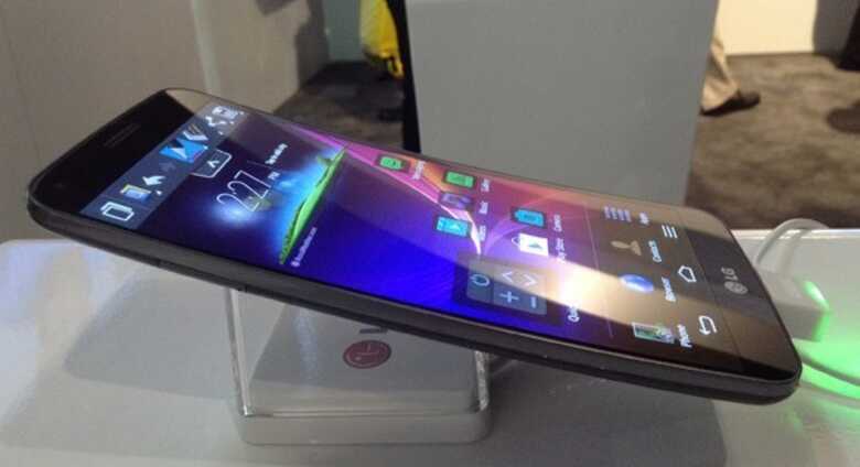 Smartphone LG G Flex tem tela curva e chega aos EUA no segundo trimestre de 2014. (Foto: Gustavo Petró/G1)