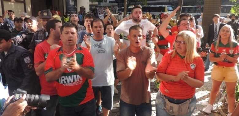 Torcedores da Portuguesa chegam à sede do STJD e são separados por cordão de isolamento para evitar confrontos com os do Fluminense. (Foto: Renan Rodrigues/Uol)