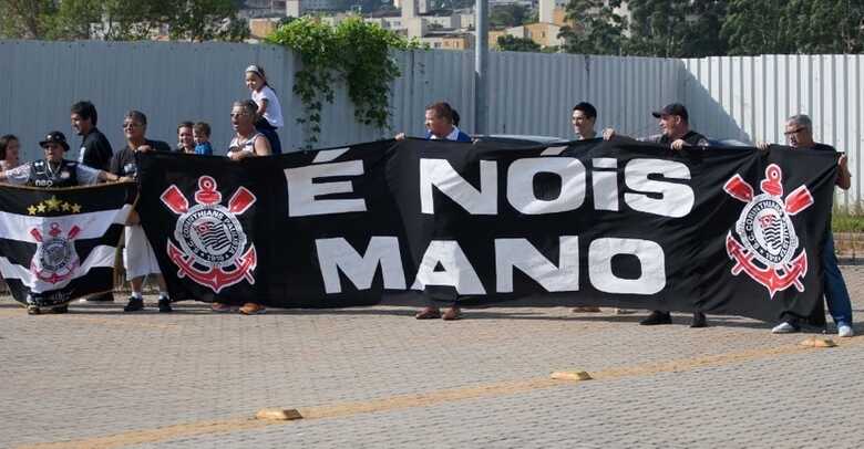 Torcedores vão ao CT do Corinthians para recepcionar o técnico Mano Menezes. (Foto: Marcelo Machado de Melo/Agência Estado)