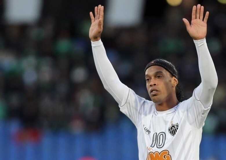 Ronaldinho comemora após empatar para o Atlético-MG (21.dez.2013). (Foto: Efe/Epa/Mohamed Messara)