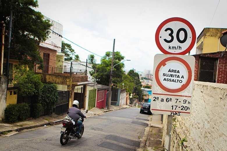 Placa colocada por moradores na rua Almir Ribeiro, em Perdizes, na zona oeste de São Paulo. (Foto: Zanone Fraissat/Folhapress)