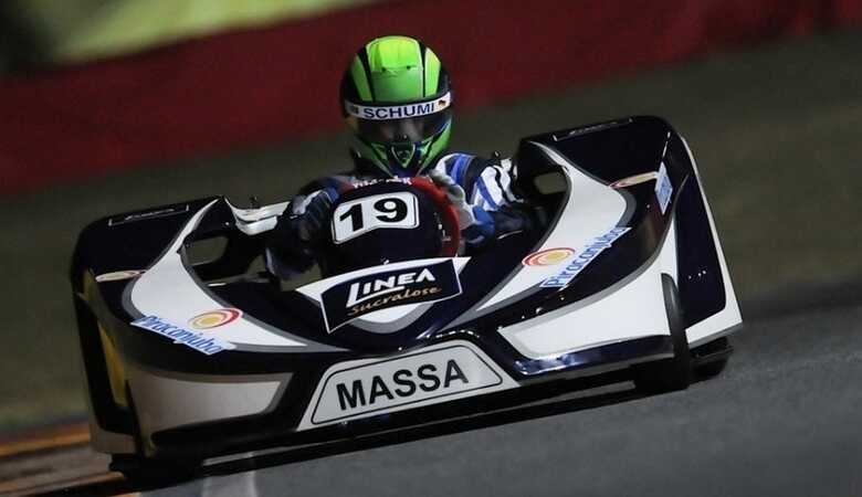 Usando capacete em homenagem a Schumacher, Massa participa do Desafio Internacional das Estrelas de kart. (Foto: Duda Bairros/Efe)