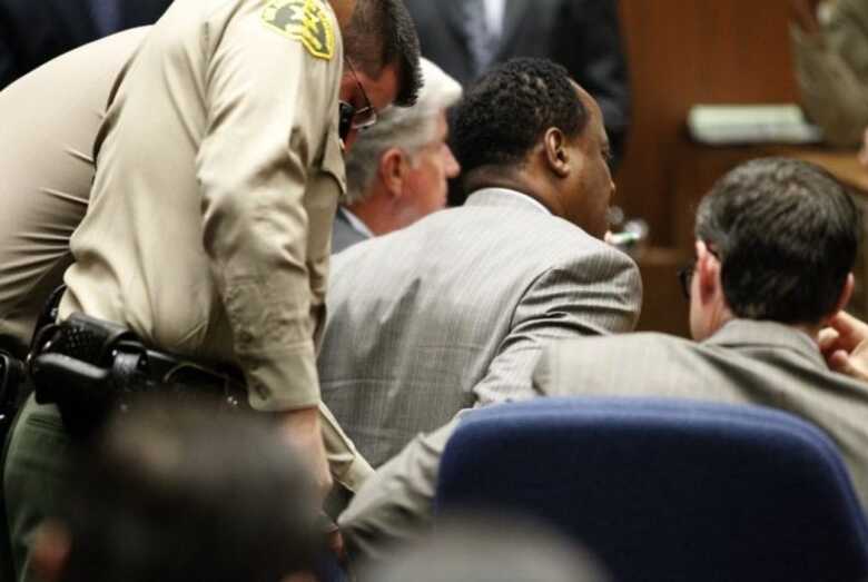 Após ser condenado culpado pela morte, sem intenção, de Michael Jackson, Conrad Murray é algemado e levado em custódia pela polícia de Los Angeles (7/11/11). (Foto: AP Photo/Al Seib, Pool)