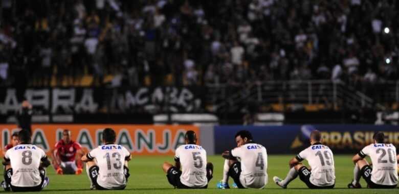 Jogadores fazem protesto para redução de número de jogos durante o Brasileirão-2013. (Foto: Junior Lago/Uol)