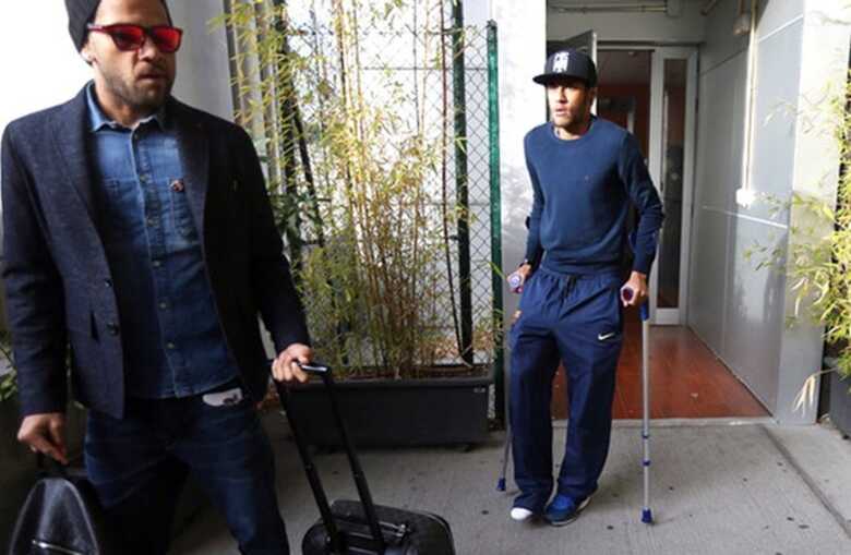 Acompanhado por Daniel Alves, Neymar chega a Barcelona. (Foto: Reprodução/Site Oficial do Barcelona)