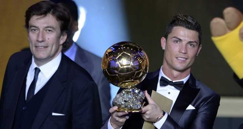 Cristiano Ronaldo ergue a Bola de Ouro ao ser eleito o melhor jogador do mundo de 2013 e quebrar hegemonia de Messi. (Foto: AFP)