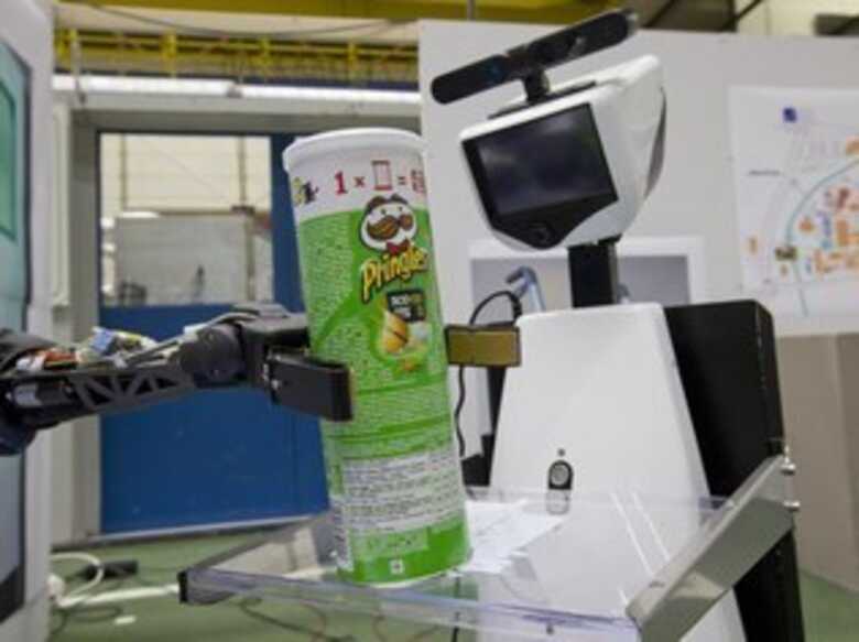 Sistema permite que robôs se conectem para buscar informações de como fazer algo. (Foto: AP)
