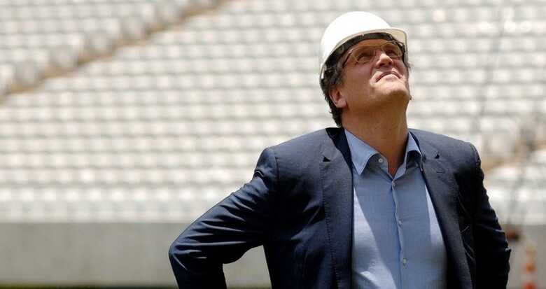 Secretário geral da Fifa, Jerome Valcke, visita o Itaquerão para ver como está o andamento das obras do estádio. (Foto: Reinaldo Canato/Uol)