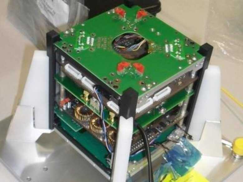 Produzido em parceria, o NanosatC-Br1 é um pequeno satélite científico com pouco mais de um quilo. (Foto: divulgação/AEB)