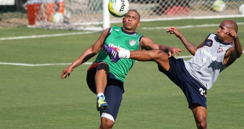 Walter mostra domínio de bola durante disputa com Wellington Silva em treino do Fluminense. (Foto: Fernando Cazaes/Photocamera)