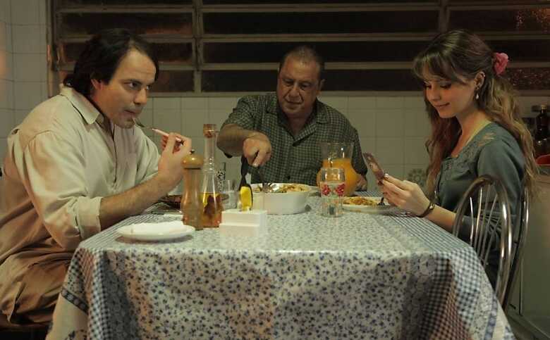 Marat Descartes, Antonio Fagundes e Sandy em cena do filme 'Quando Eu Era Vivo'. (Foto: divulgação)