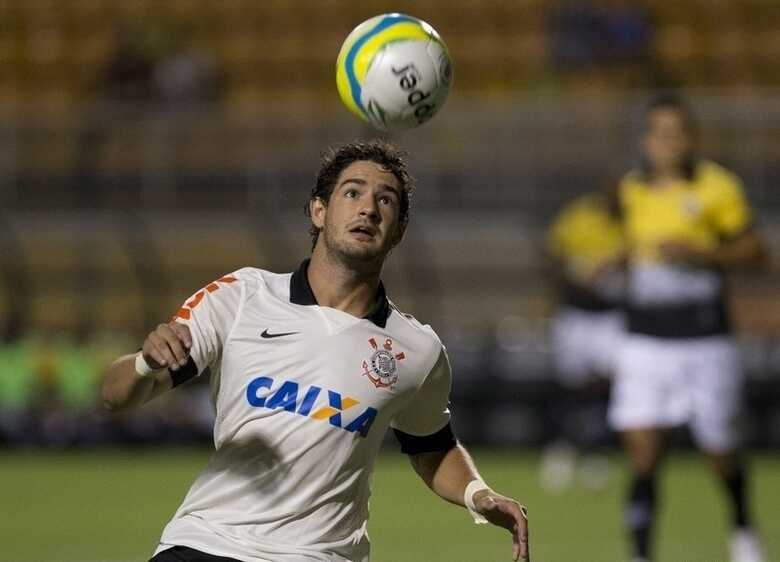 Alexandre Pato, atacante do Corinthians, tenta dominar a bola na partida contra o São Bernardo. (Foto: Daniel Augusto Jr./Ag. Corinthians)