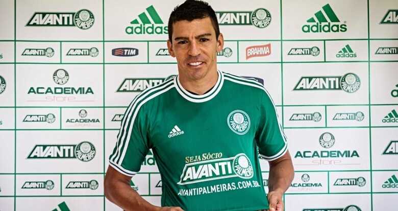 Zagueiro Lúcio, ex-São Paulo,se apresenta oficialmente ao Palmeiras. (Foto: Eduardo Knapp/Folhapress)