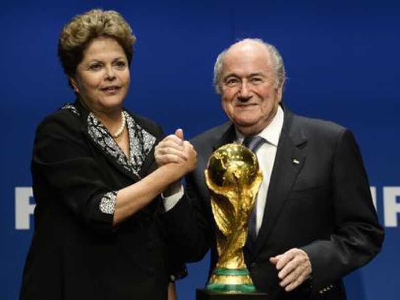 Blatter recebeu garantias da presidente Dilma Rousseff de que o Brasil estará pronto para a Copa. (Foto: AP)
