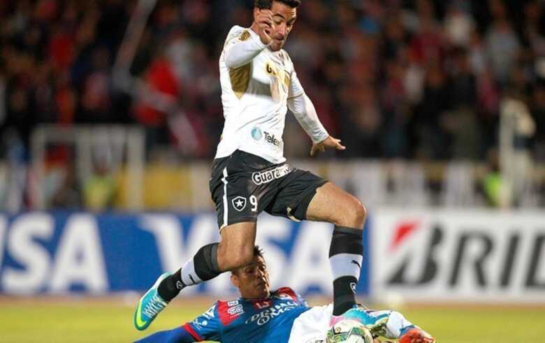 Em sua estreia, Ferreyra teve atuação apagada e ficou travado na marcação do Deportivo. (Foto: AP)