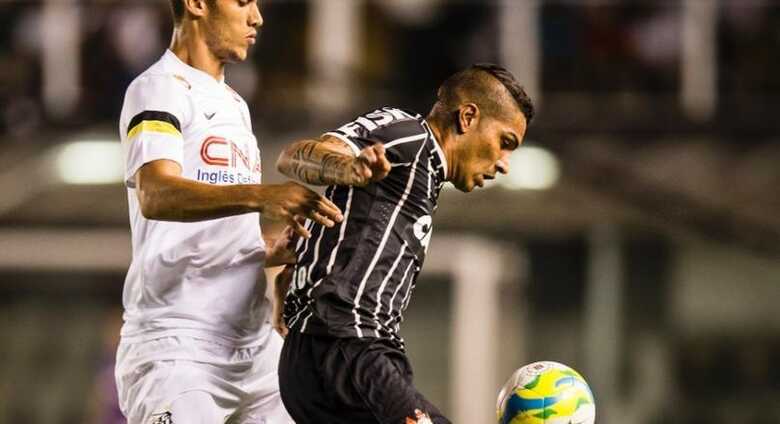 Guerrero (dir.) tenta controlar a bola durante jogo entre Santos e Corinthians na Vila Belmiro. (Foto: Adriano Vizoni/Folhapress, Esportes)