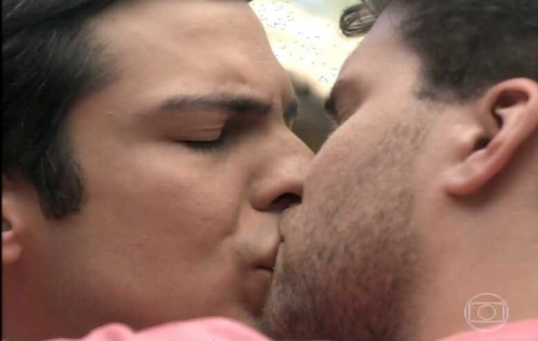 Felix e Niko finalmente se beijam. (Foto: reprodução/TV Globo)