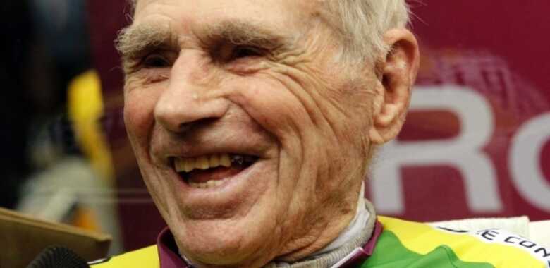 Robert Marchand abre sorriso após completar nova façanha em sua carreira como ciclista centenário. (Foto: Reuters/Denis Balibouse)
