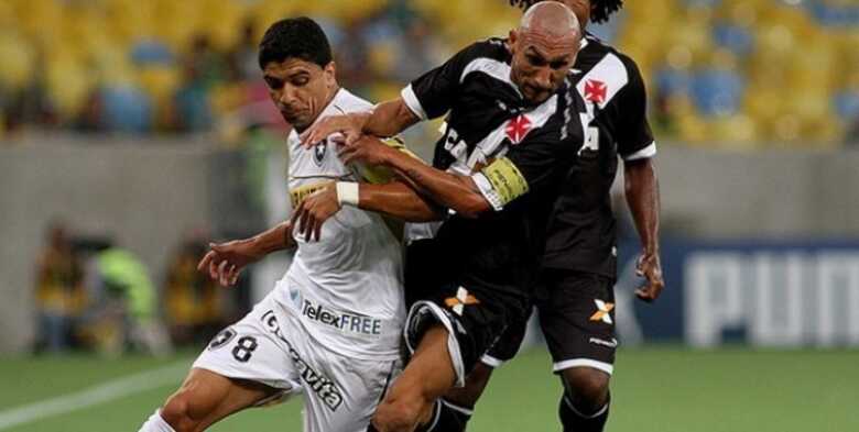 Renato, do Botafogo, é marcado por Guiñazu, do Vasco, pelo Campeonato Carioca. (Foto: divulgação/Botafogo)