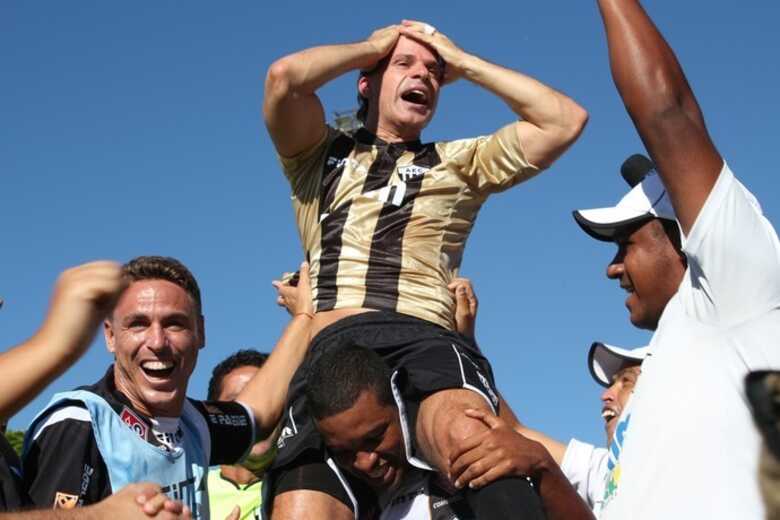 Comemoração de Túlio Maravilha após gol mil. (Foto: Maritza Borges)
