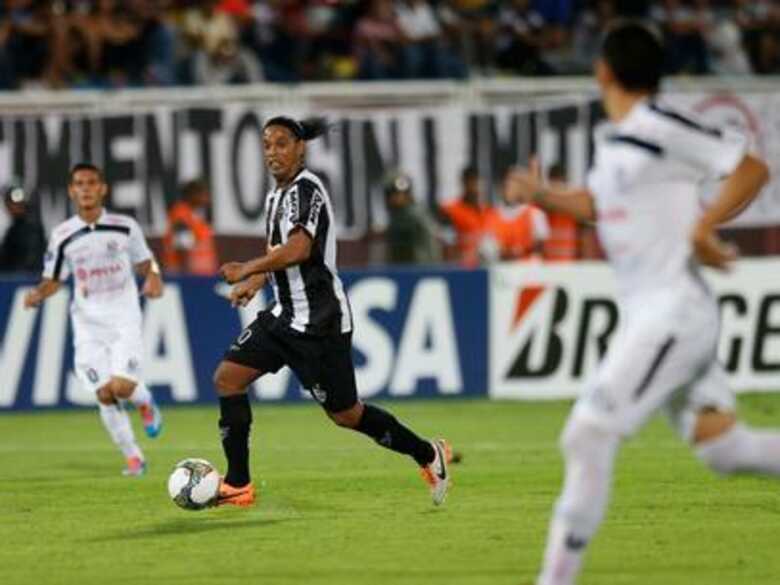 Ronaldinho tenta jogada em estreia do Atlético-MG na Copa Libertadores. (Foto: AP)