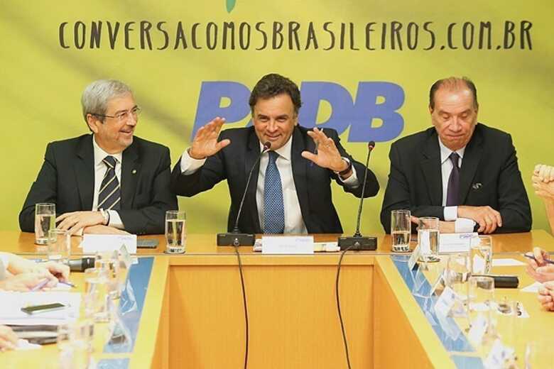Aécio Neves (centro) durante reunião da Executiva do PSDB em Brasília. (Foto: Sérgio Lima/Folhapress)