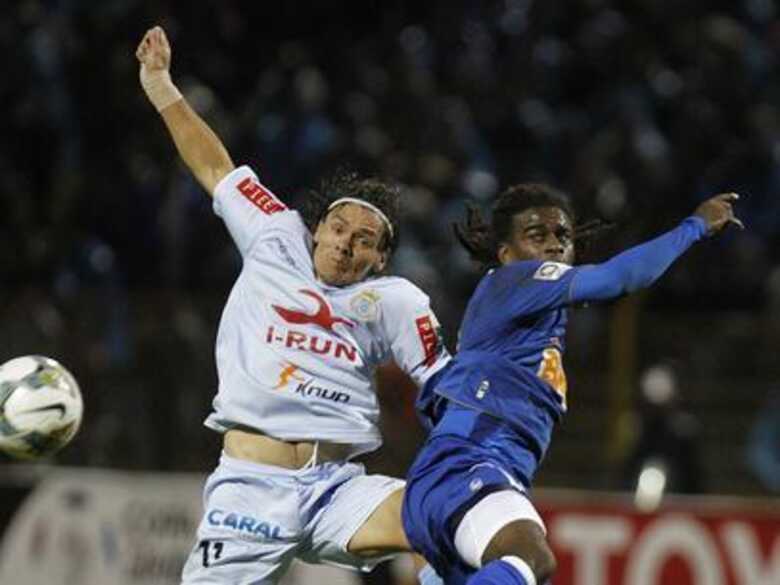 Tinga sofreu com gritos racistas de torcedores peruanos. (Foto: AP)