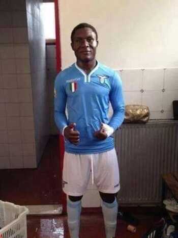 Aparência mais velha de Minala foi questionada nas redes sociais; camaronês alega ter 17 anos. (Foto: @MarieMbjm/Twitter/reprodução)