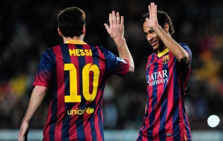 Neymar comemora com Messi: um golaço de cada no massacre do Barcelona. (Foto: AFP)
