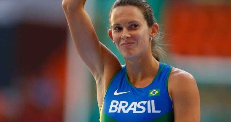 Brasileira Fabiana Murer acena para o público ao superar marca na final do salto com vara. (Foto: Reuters/Denis Balibouse)