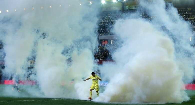 Bomba de gás lacrimogêneo foi jogada no gramado do estádio El Madrigal. (Foto: AFP Photo/Jose Jordan)