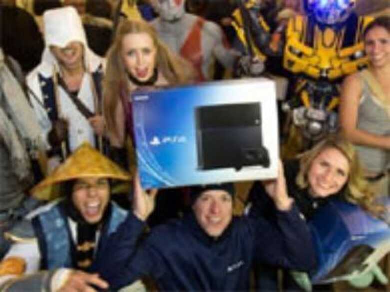 Fãs do Playstation 4 vão ao delírio com início de vendas nos EUA. (Foto: Reuters)
